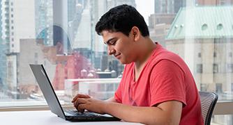 Image of 学生 on a laptop